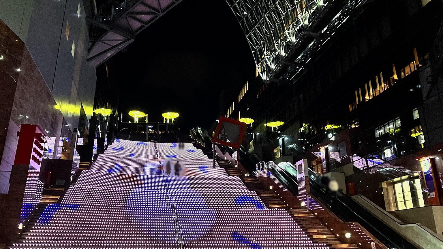 京都駅ビルの大階段の写真