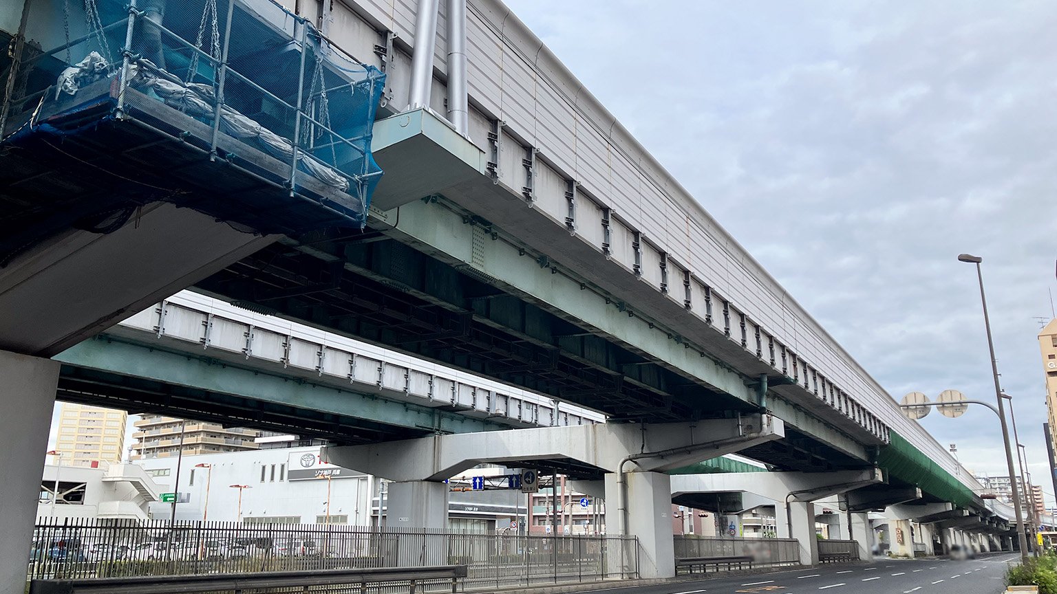 浜手幹線と阪神高速の高架の写真