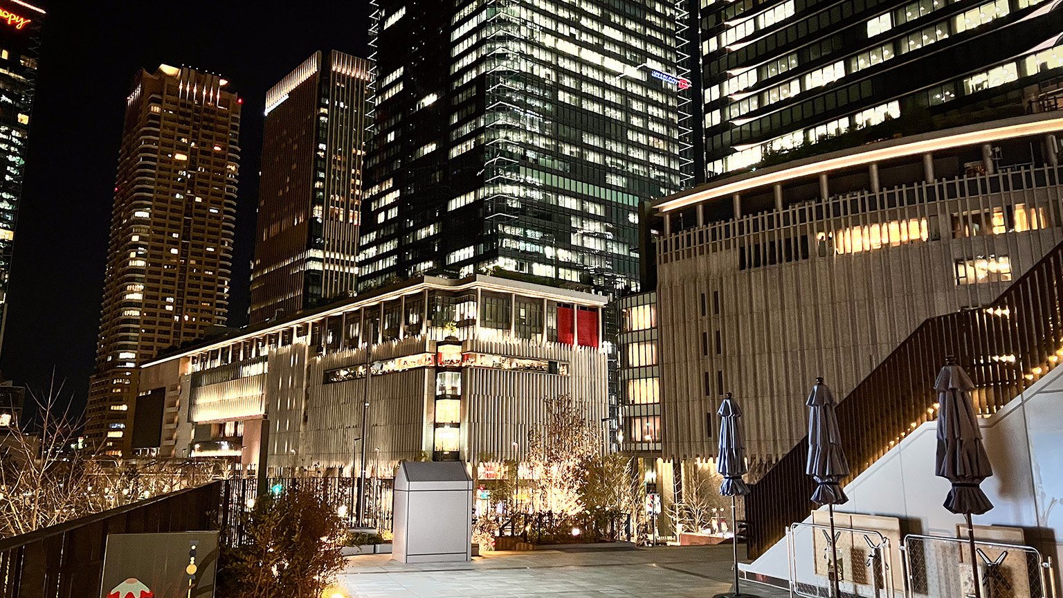 うめきたグリーンプレイスから見たグランフロント大阪の写真
