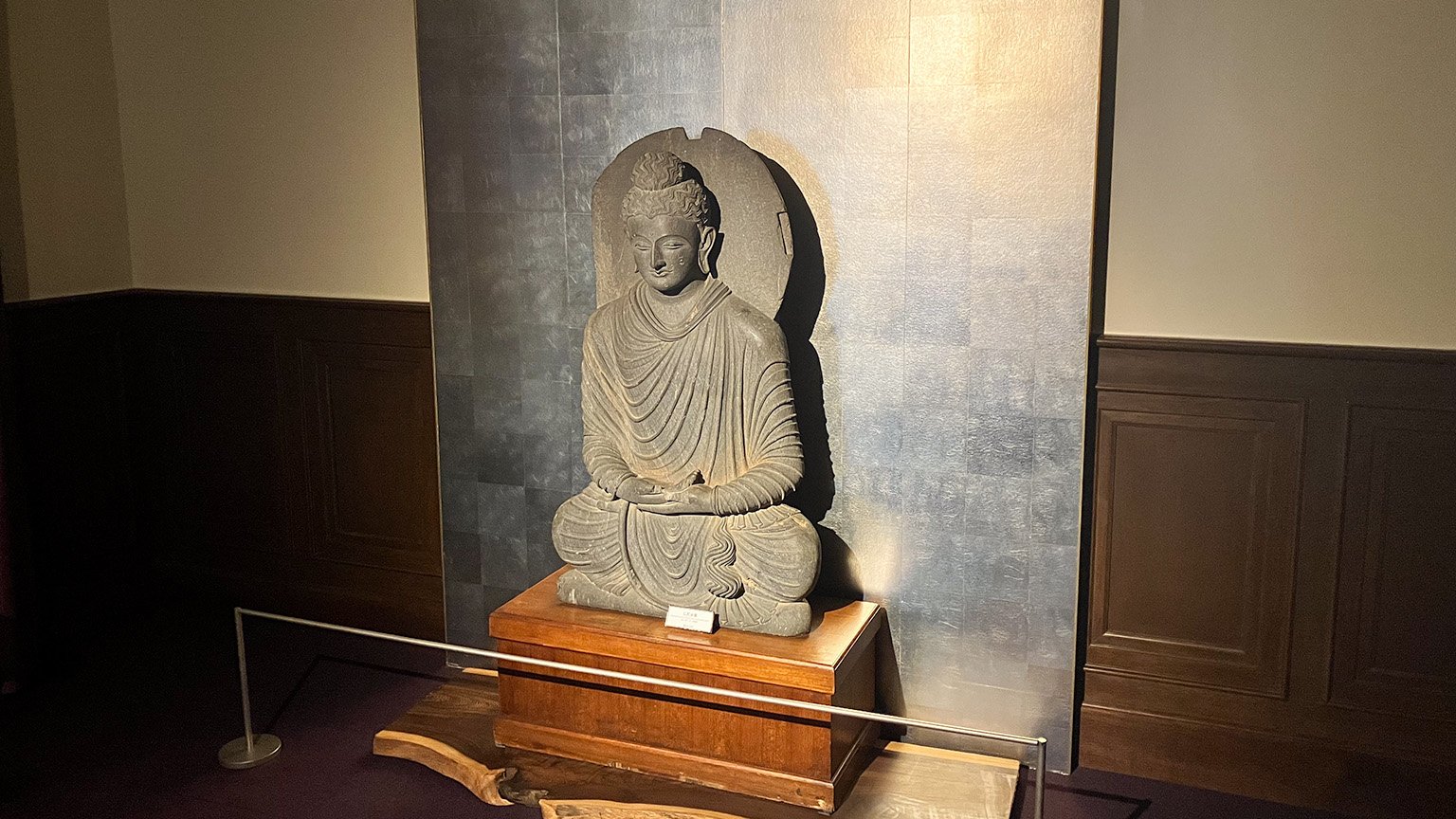 山手八番館の「ガンダーラの仏像と浮彫」の写真