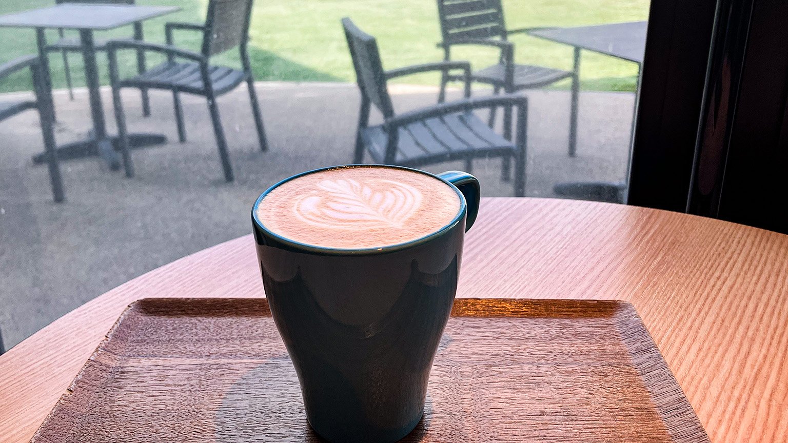 地獄温泉ミュージアム内にある「50CAFE」のカフェラテの写真