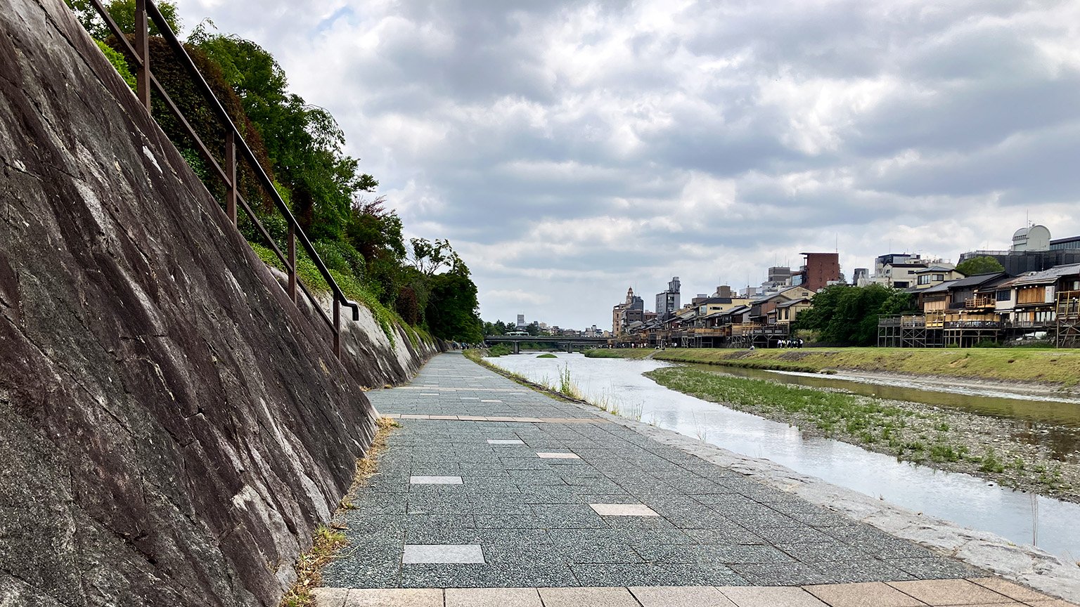 鴨川沿いの遊歩道の写真