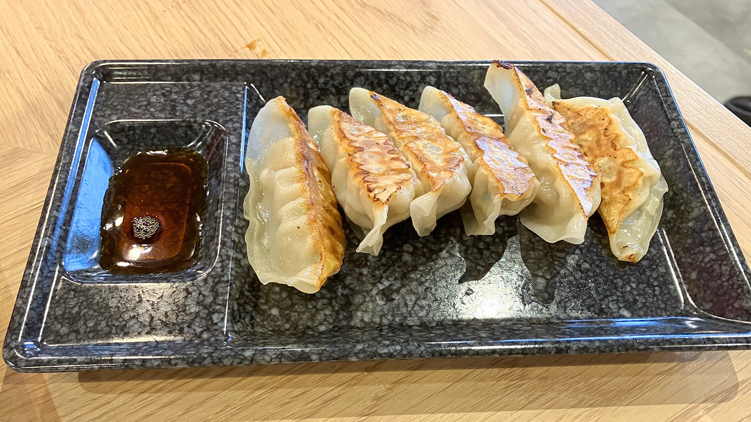 金澤醤油豚骨８番らーめん姫路市川橋通店の８番餃子の写真