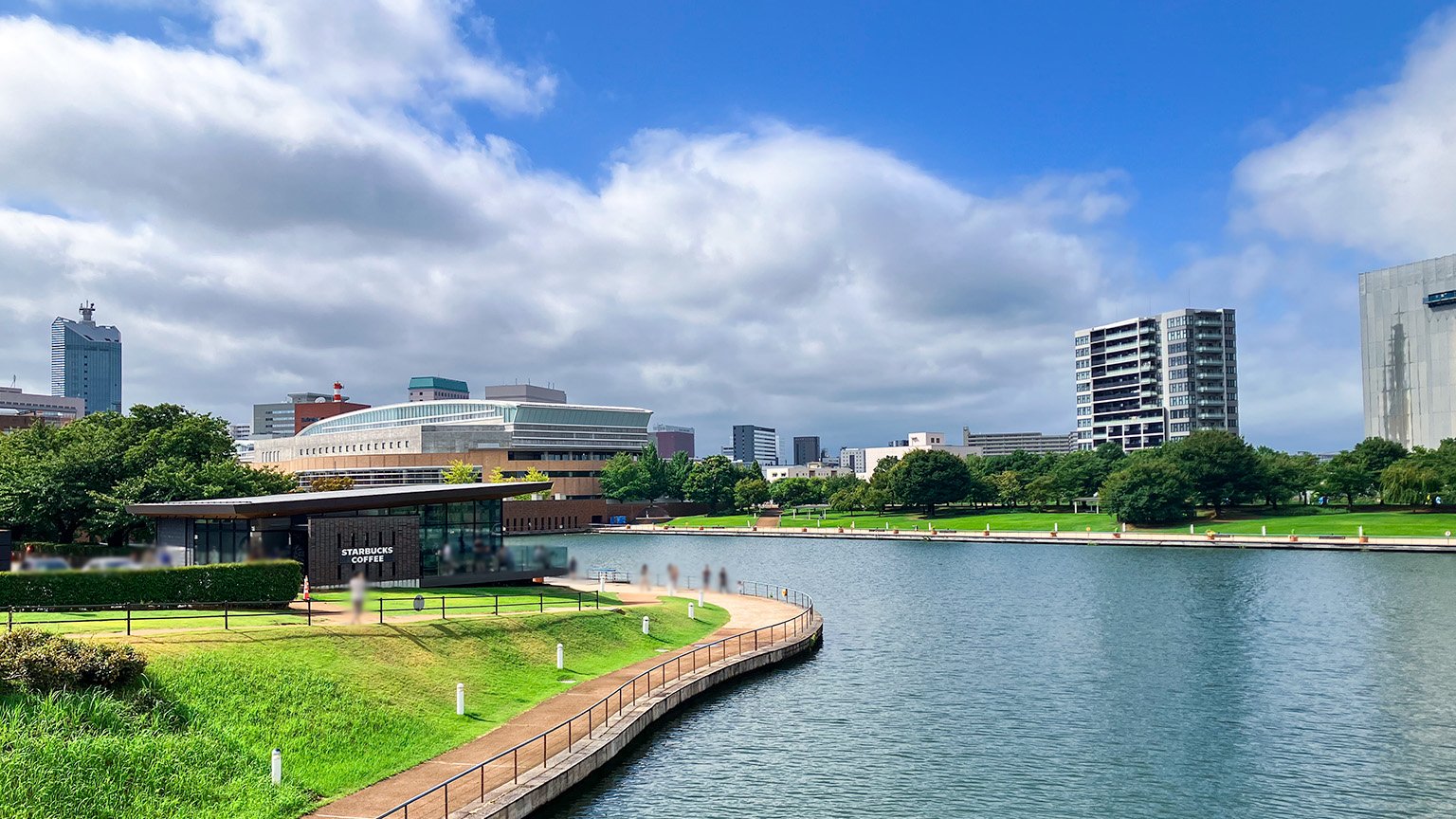 富岩運河環水公園とスターバックスコーヒー富山環水公園店の写真