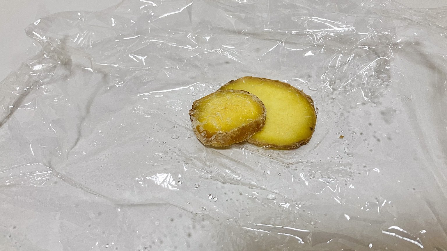 冷凍した薄切りの生姜の写真