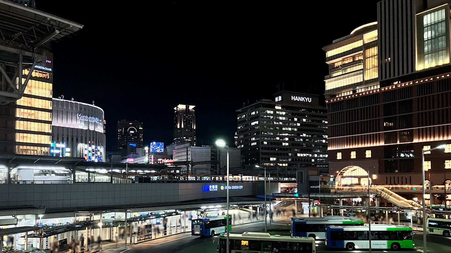 夜のJR大阪駅の写真