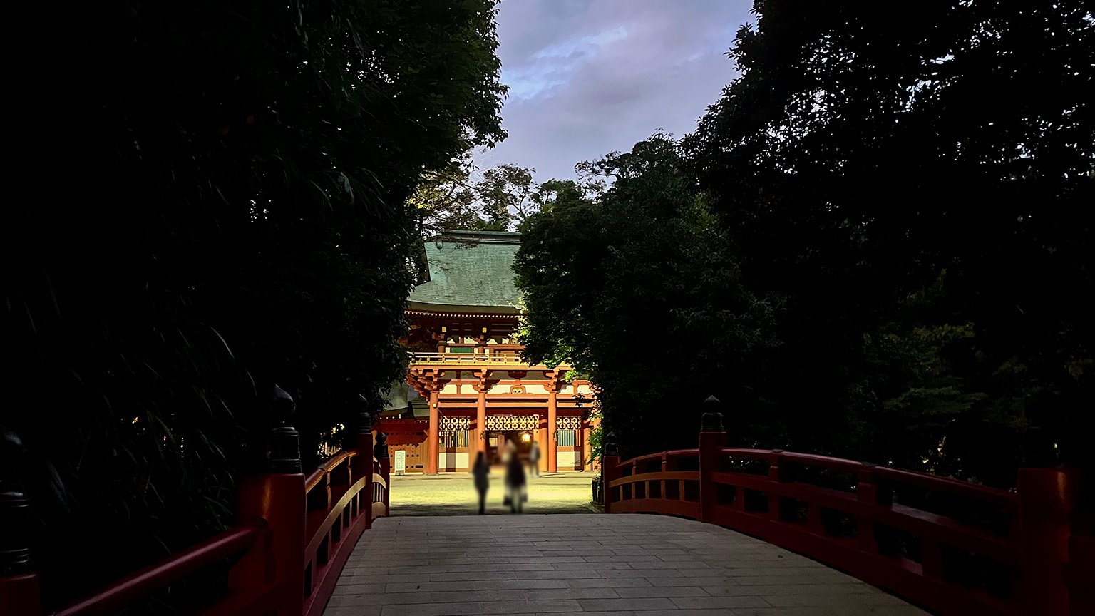 氷川神社の楼門と神池に架かる橋の写真
