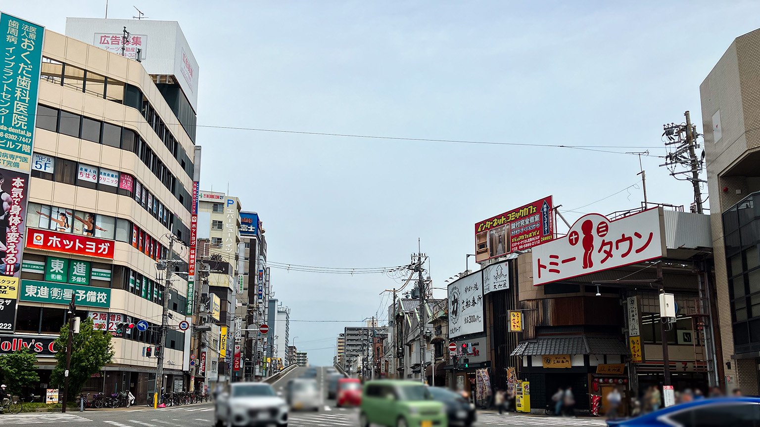 阪急十三駅前の十三交差点の写真