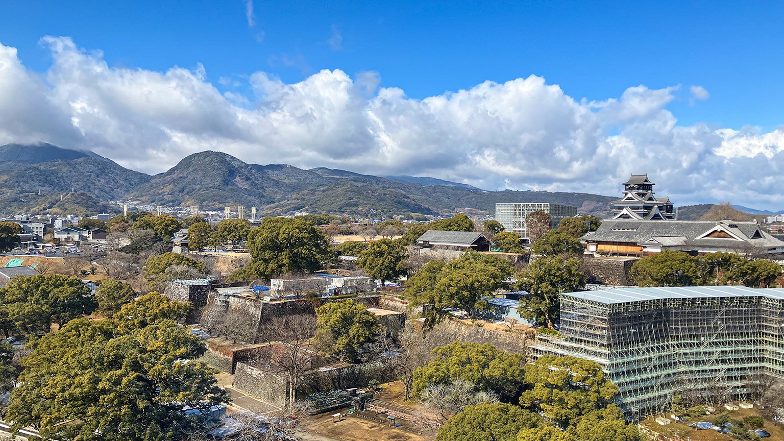 熊本市役所の展望ロビーから見た熊本城の写真