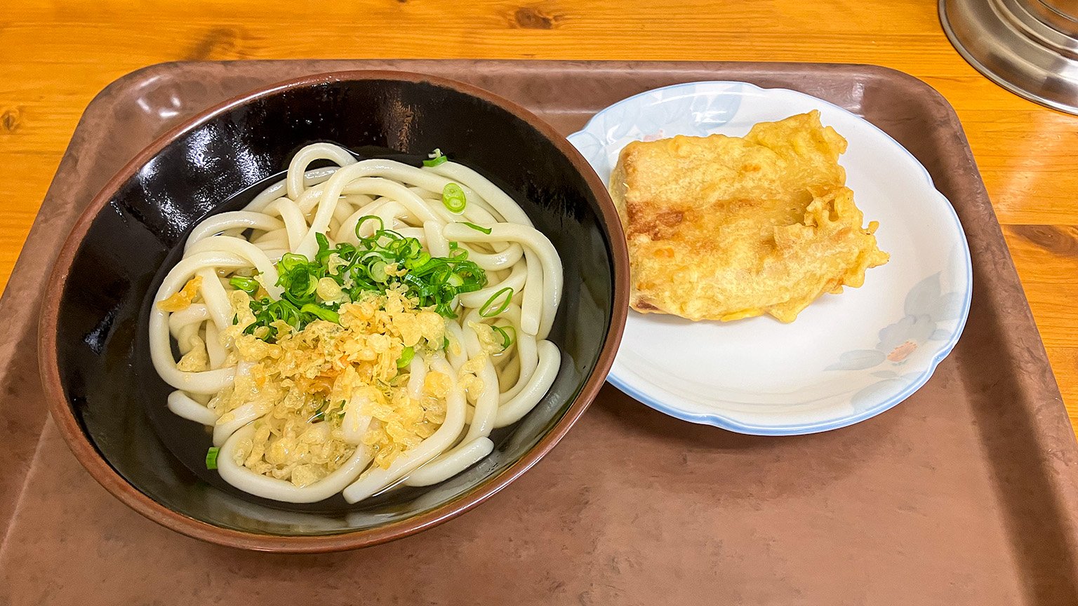 讃岐うどん上原屋本店のかけうどんと高野豆腐の天ぷらの写真