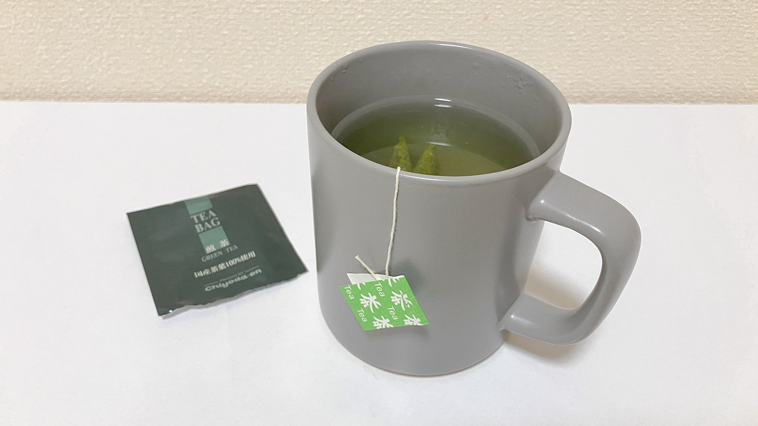 ホテルに置いてあった緑茶のティーバッグを家で使っている様子の写真