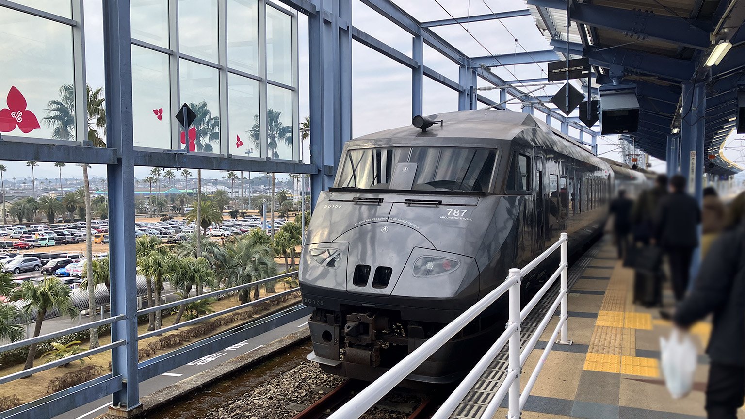 宮崎空港駅に停車する特急にちりんの写真