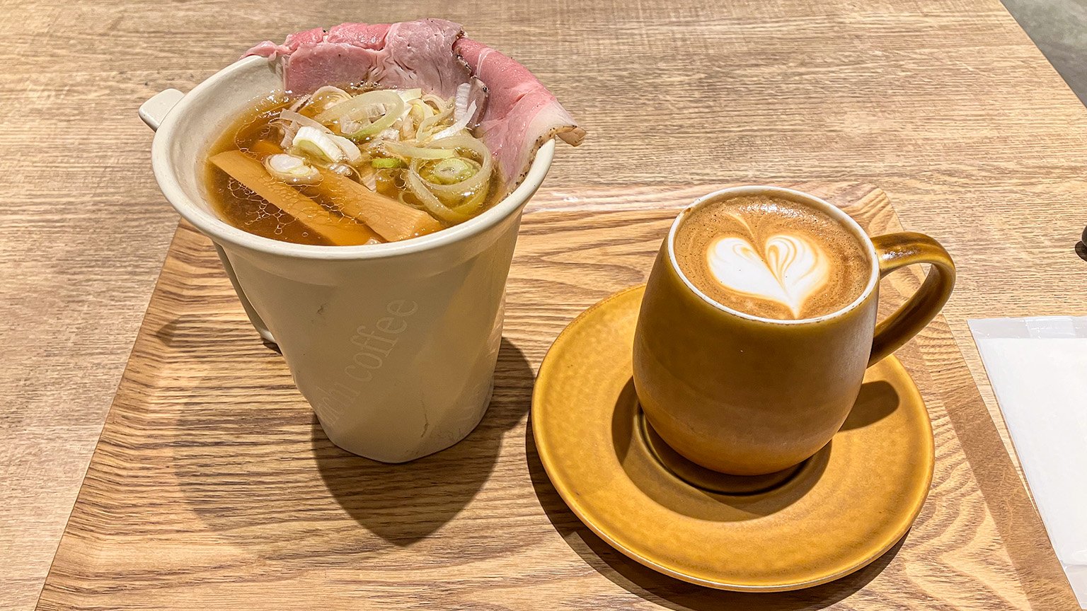 unchi coffee のウォーターヌードルとホットカフェラテの写真