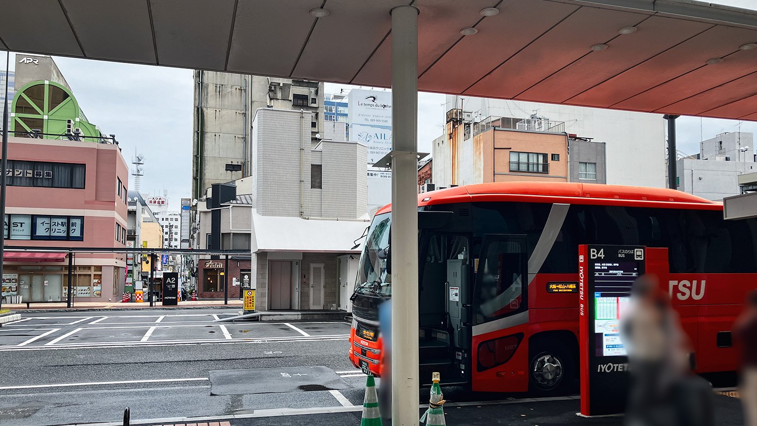 松山市駅に停車する伊予鉄バスの夜行バスの写真