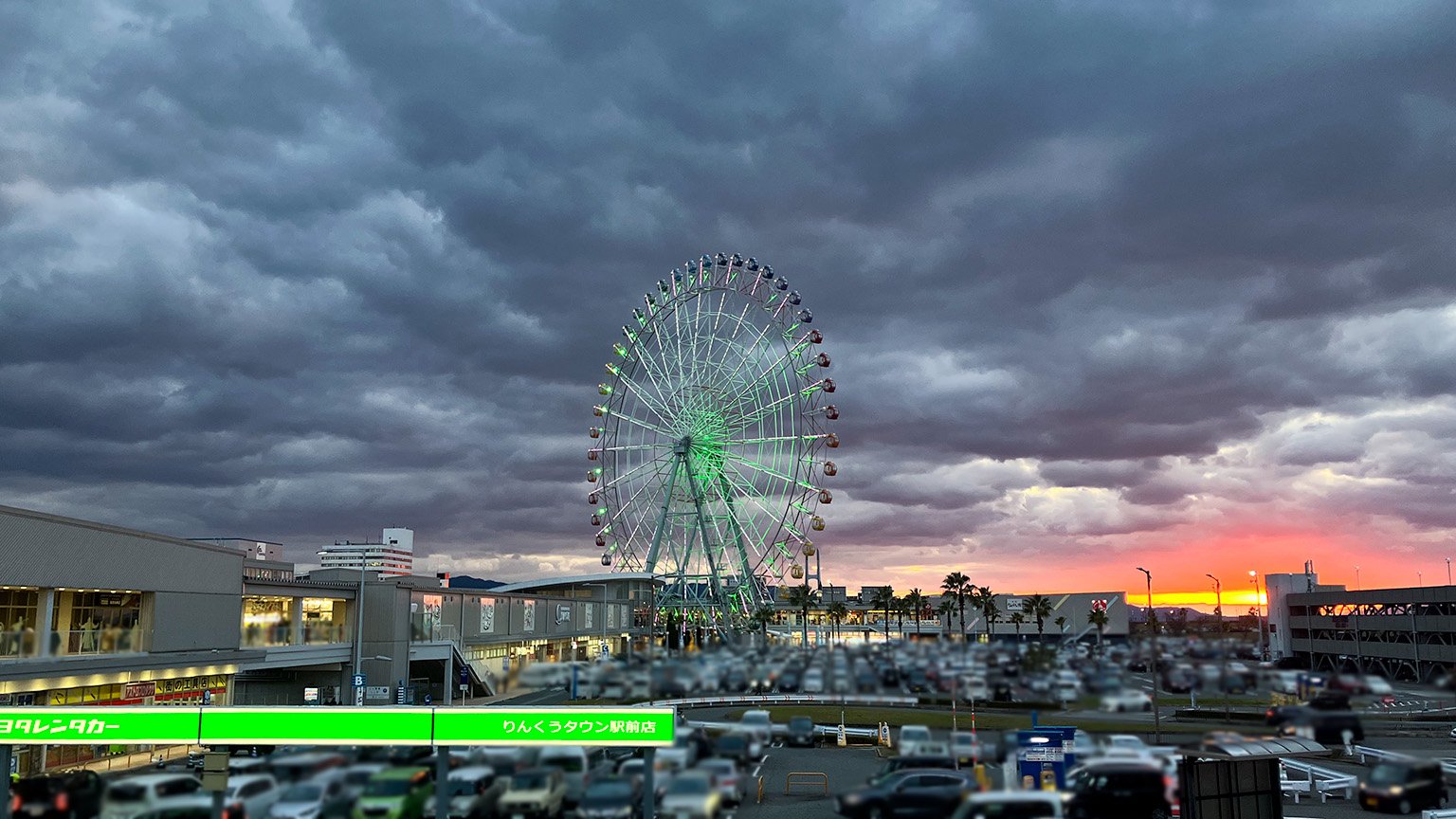 大観覧車りんくうの星と夕日の写真
