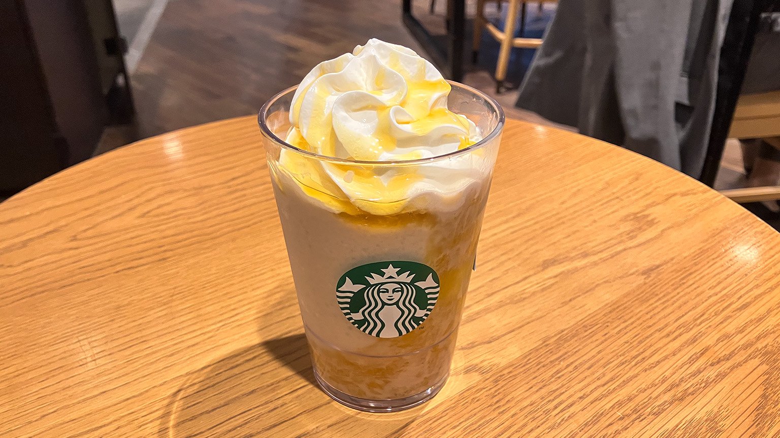 スタバの「オリエンタルマンゴー＆ティーフラペチーノ」の写真