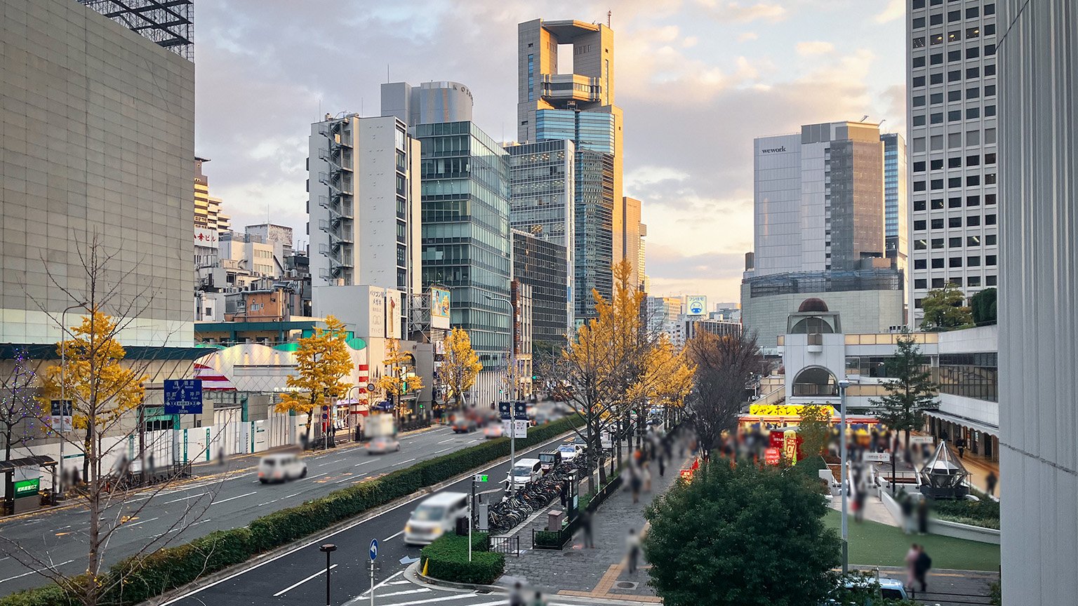 阪神梅田本店の側面に整備された遊歩道からの景色の写真