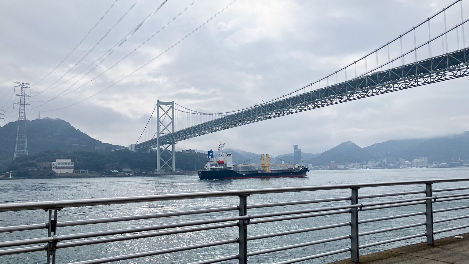 みもすそ川公園から見た関門海峡と関門橋の写真
