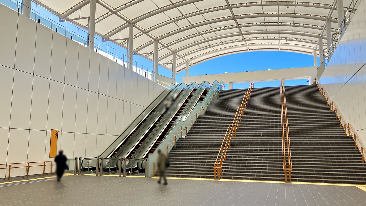 Osaka Metro 中央線の夢洲駅の改札外にある地上へ向かう階段とエスカレーターの写真